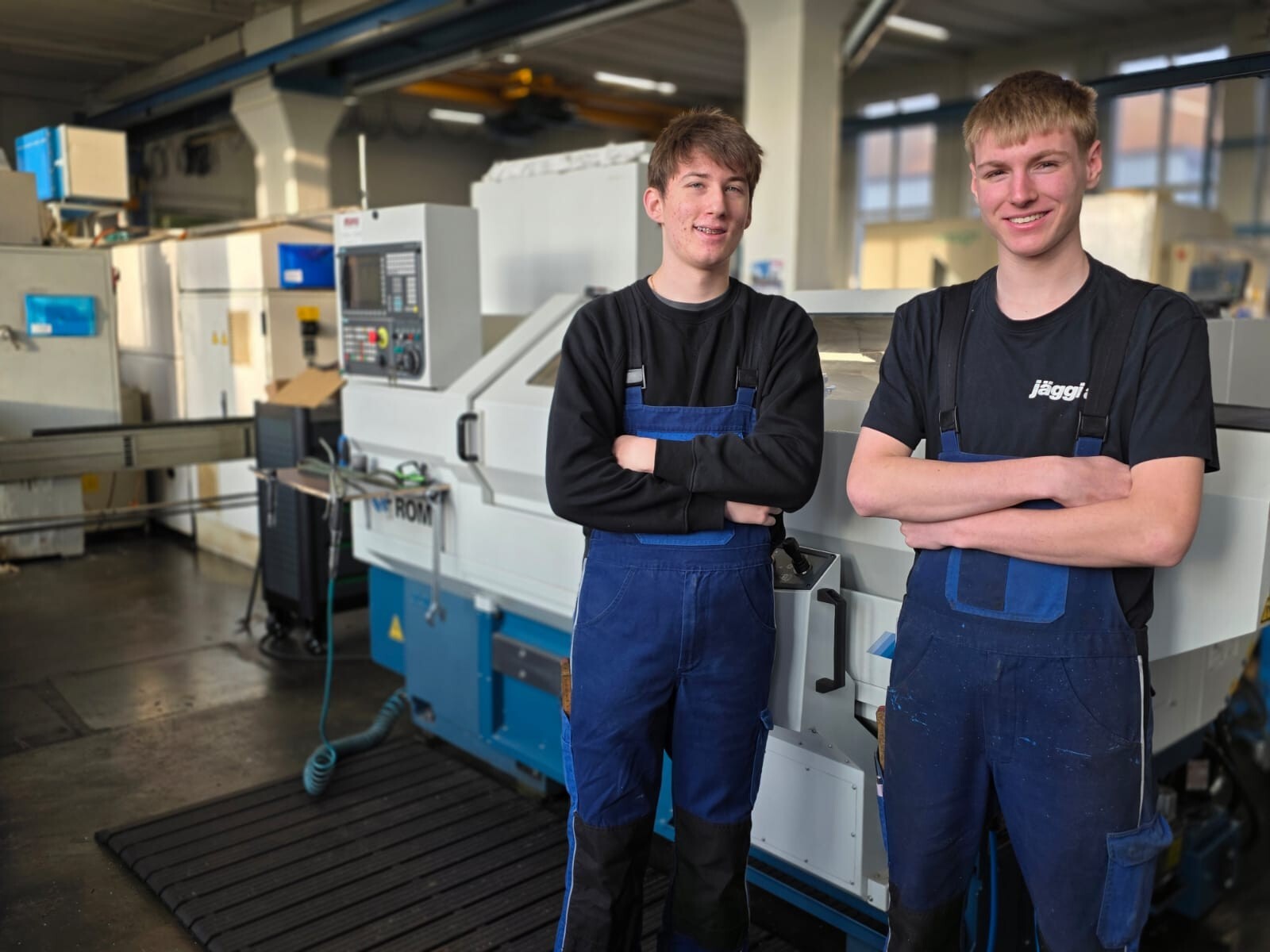 Bild Lehrlinge vor Maschine